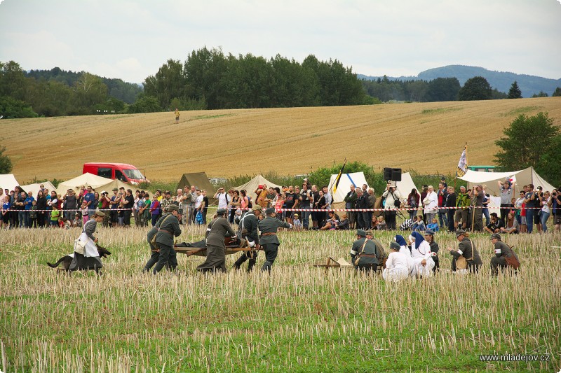 Fotografie Důležitou roli hrají i zdravotnické jednotky.