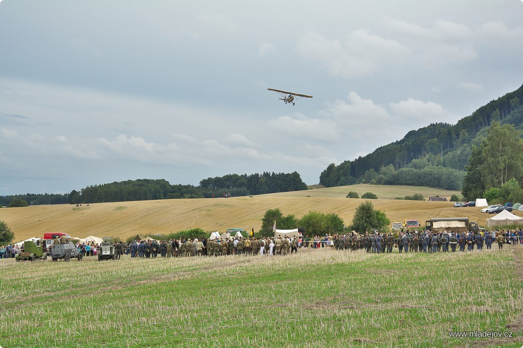 Fotografie Závěrečný nástup účinkujících na poli nad Mladějovem.