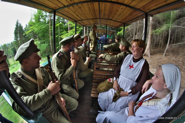 Fotografie Vlak i s&nbsp;přímými účastníky hlavní bojové ukázky vyjede do lesů.
