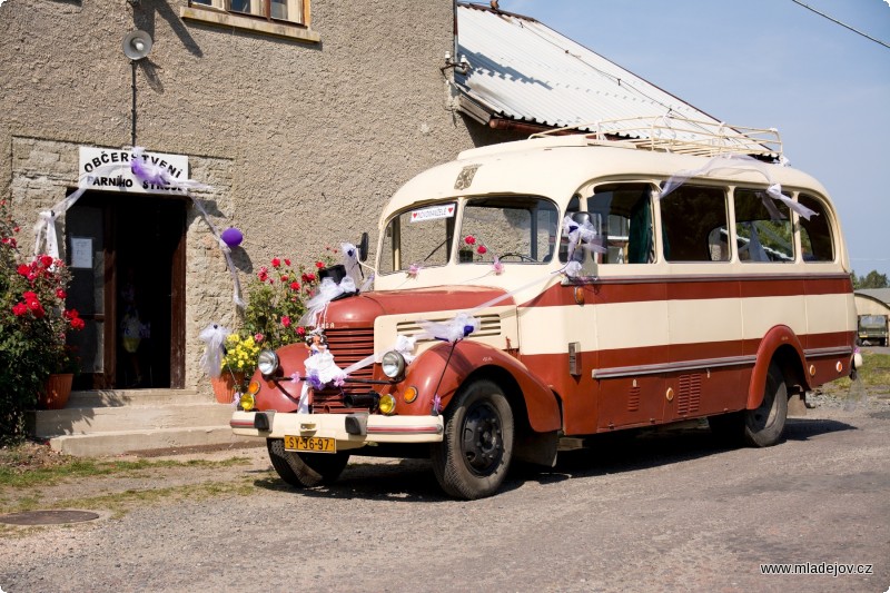 Fotografie Hlavním dopravním prostředkem pro novomanžele nebude parní vlak, ale autobus Praga RND.