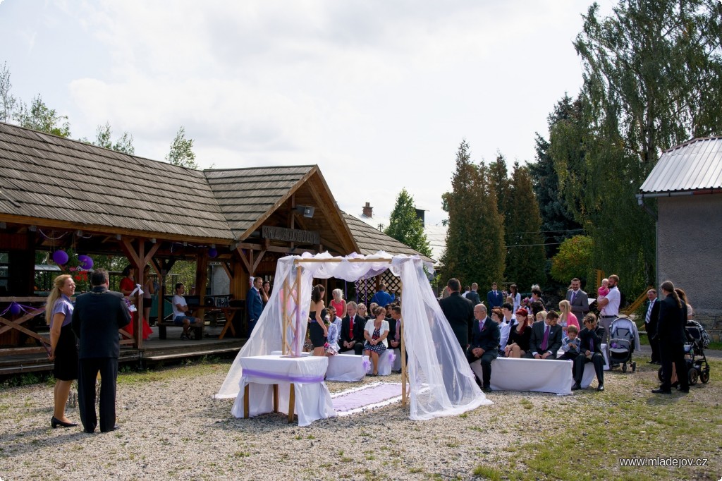 Fotografie Obřadní prostor vyrostl přímo vedle úzkorozchodného nádraží.