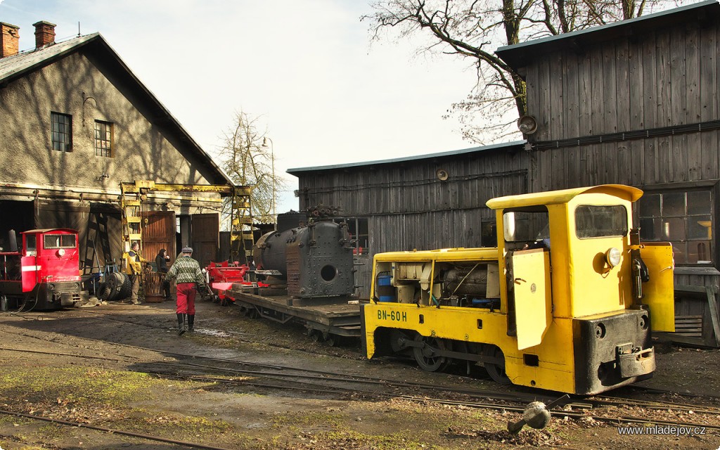 Fotografie Poté přišlo na řadu zavázání kotle do rámu.