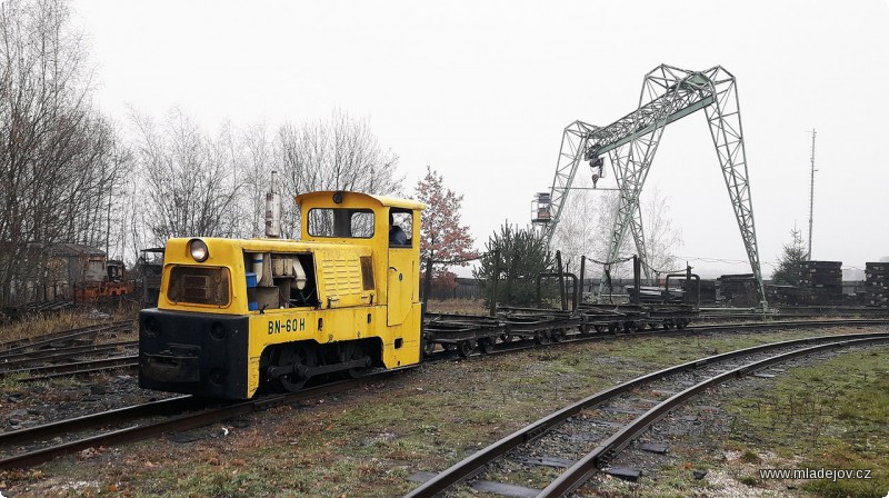 Fotografie Žlutá „šedesátka“ připravuje soupravu, na trať ale pojede vlak se silnějším Faurem.