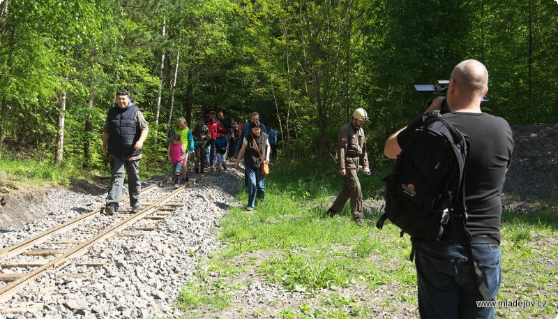 Fotografie Část cestujících, kteří chtějí vjezd do stanice zachytit na svůj fotoaparát, přichází v&nbsp;předstihu.