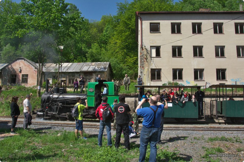 Fotografie Děti mávat a mašinka houkat!