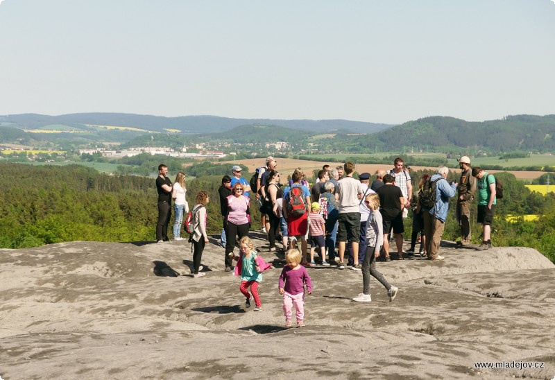 Fotografie Následuje komentovaná prohlídka areálu s&nbsp;průvodcem (vpravo s&nbsp;přilbou).