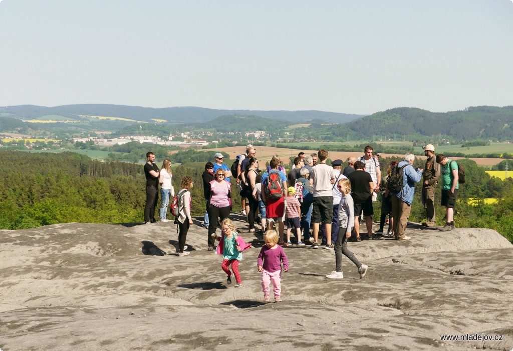 Fotografie Následuje komentovaná prohlídka areálu s&nbsp;průvodcem (vpravo s&nbsp;přilbou).