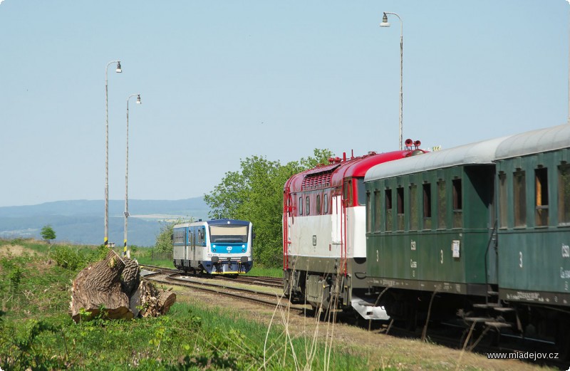 Fotografie Na jeho druhém konci vypomáhala motorová T 478.1001. Během pobytu v&nbsp;Mladějově se kolem protáhlo několik pravidelných vlaků mezi Českou a Moravskou Třebovou