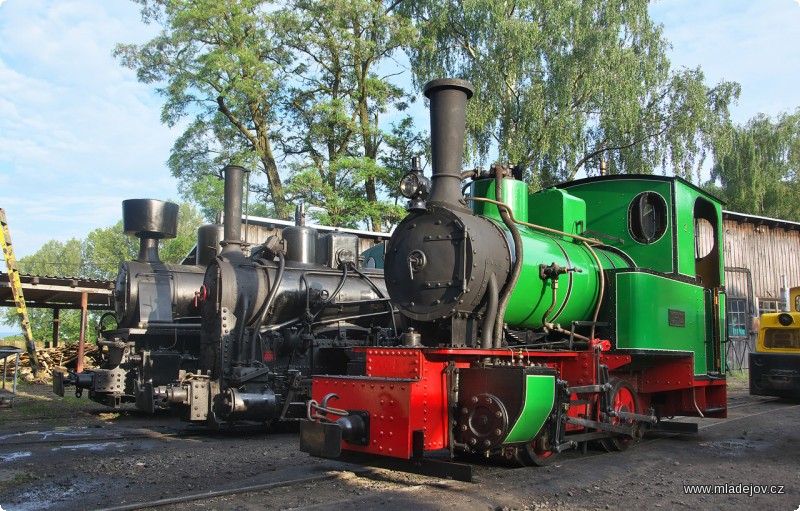 Fotografie Náhodou se v&nbsp;Mladějově sejdou tři parní mašinky. Náhodou stojí vedle sebe a ještě k&nbsp;tomu náhodou svítí slunko. No nevyfotili byste je?