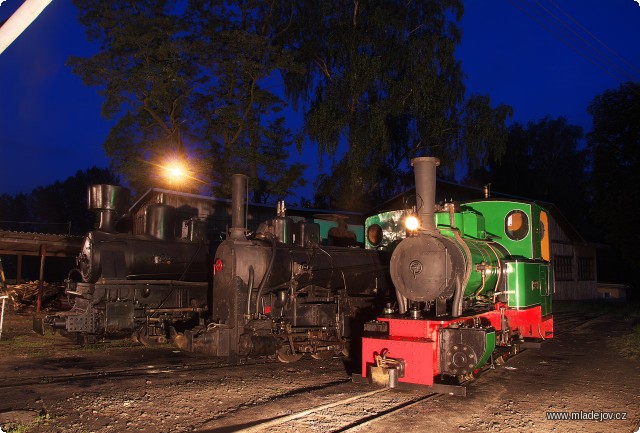 Fotografie Zatímco kamarádi hodnotí uplynulý víkend u&nbsp;ohně, u&nbsp;výtopny se pořád cvaká a fotí.