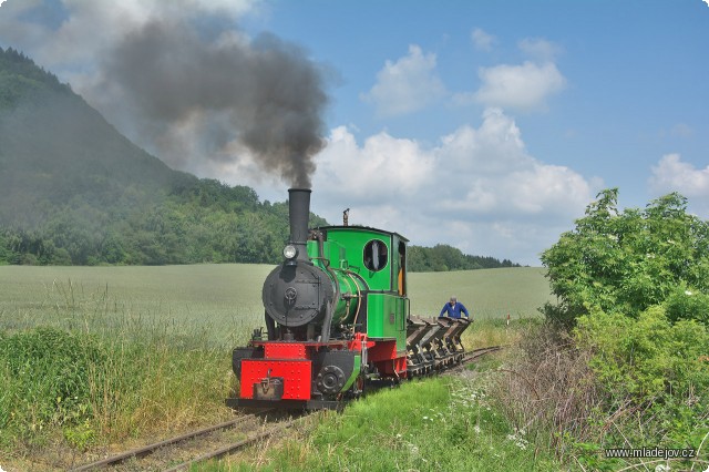 Fotografie Jako další vyjíždí souprava s&nbsp;jednokubíky.