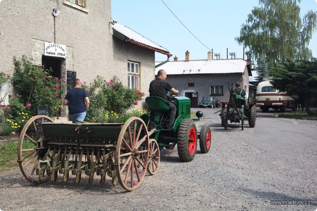 Fotografie Traktory najíždějí na výstavu zemědělských strojů.