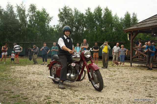 Fotografie Kavalkáda pokračuje krásným strojem Jawa 500 OHC.