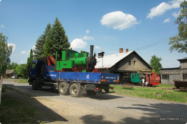 Fotografie Je to malé, je to krásné a vejde se to na auto. Po důkladných přípravách přijíždí Henschel do areálu mladějovského muzea.