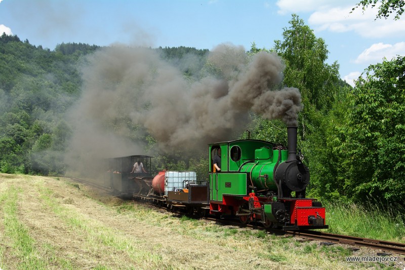 Fotografie Páteční odpoledne patří zkušebnímu provozu. Je třeba zjistit, kolik vozů utáhne, kolik vody vypije a jestli se do kopce nezadýchá.