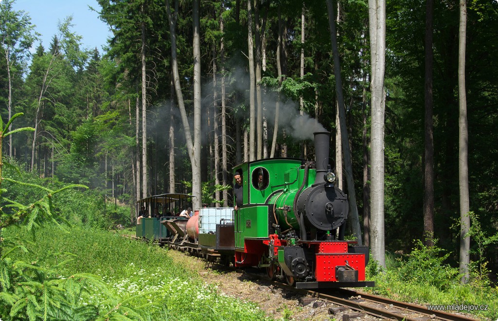 Fotografie Protože na jedenáctikilometrovou trať není lokomotiva stavěná, musí si vézt uhlí, vodu a vůz na popel s&nbsp;sebou.