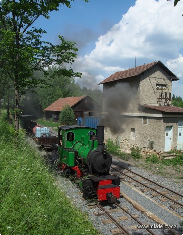 Fotografie Loni zprovozněná parní lokomotiva posunuje po kolejích letos obnoveného nádraží Hřebeč doly.