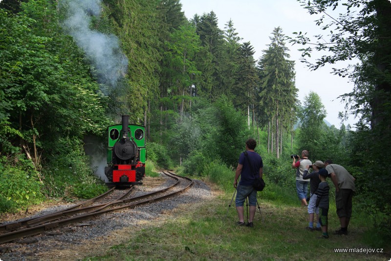 Fotografie … a Henšlík se po nezbytném posunu vrací s&nbsp;částí soupravy zpět.