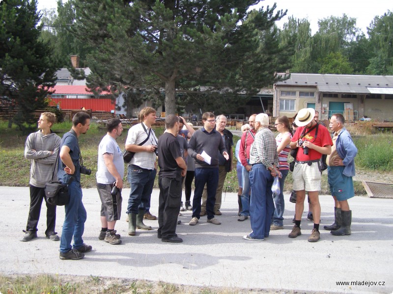 Fotografie Po vstupu do areálu se nás ujal Ing. Tvrdík a exkurzi zahájil výkladem o&nbsp;vzniku tohoto podniku a technologii přeměny surového jílovce na pálený lupek.