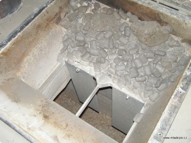 Fotografie Pohled do hlubin šachtové pece, ve které jsou vypalována právě „mejdlíčka“ vyrobená briketovacím lisem.