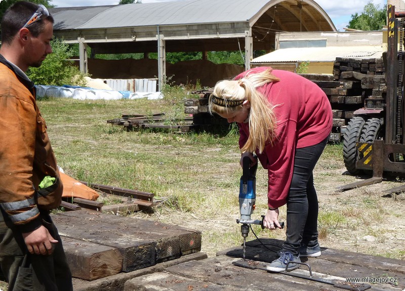 Fotografie Vrtání nových pražců probíhá ve dvou krocích. Nejdříve se naznačí otvory ruční narexkou…