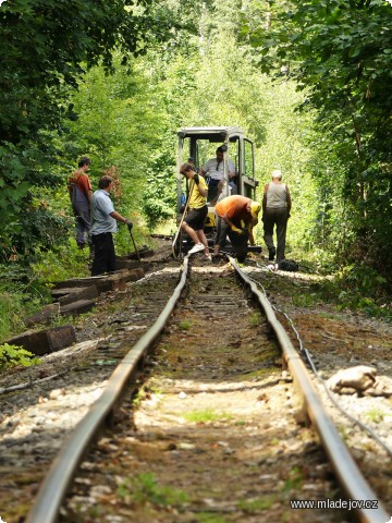 Fotografie Výměna jednotlivých pražců probíhá s&nbsp;pomocí oblíbeného pomocníka - hydraulického strojního měniče na bagru.