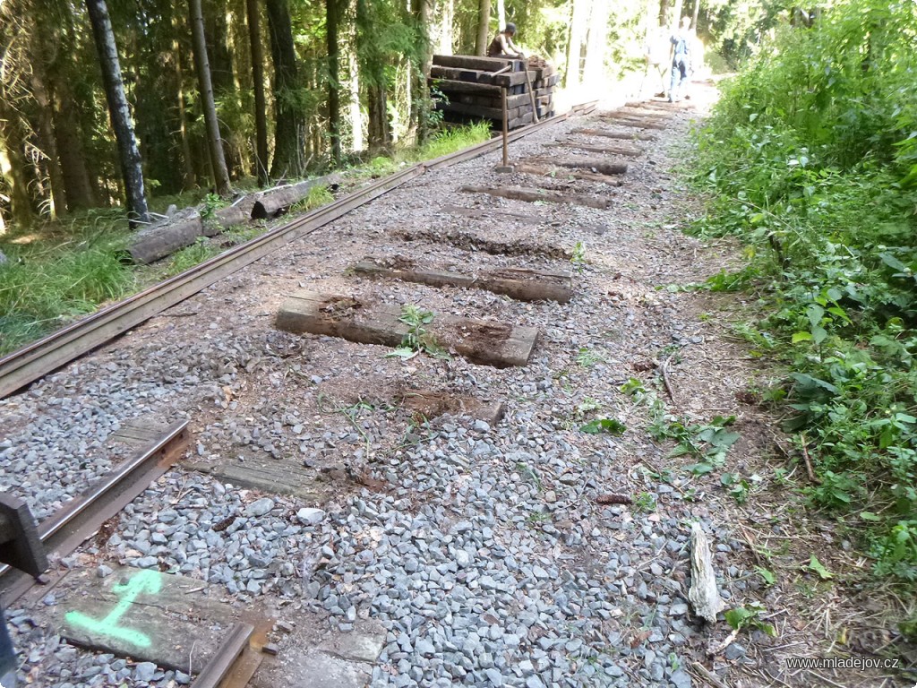 Fotografie Došlo i na dva krátké úseky původního svršku ponechaného během brigády v&nbsp;roce 2015.