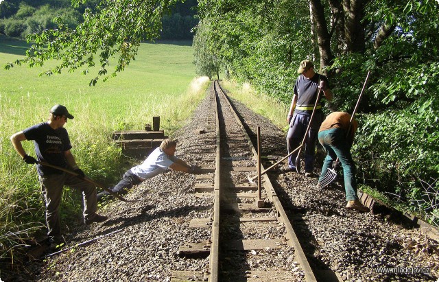 Fotografie Ve dnech bez provozu výletních vlaků se pracuje na rovince pod mladějovskou hájenkou…