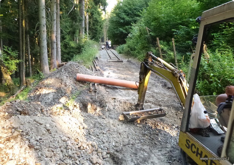 Fotografie V úseku za Josefkou nás trápí geologicky nestabilní svah.