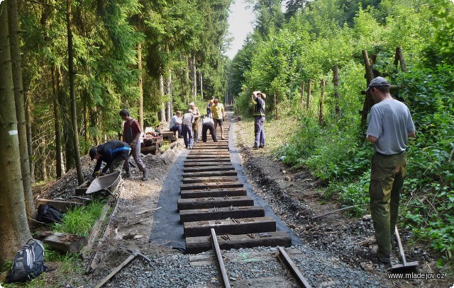 Fotografie Stavba však pokračuje a za chvíli se už na geotextilii nachází nová trať.