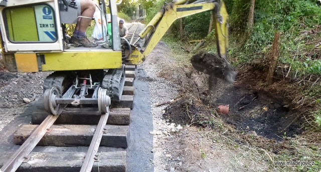 Fotografie Před zaštěrkováním ještě bagrista dodá příkopu ideální fazónu.