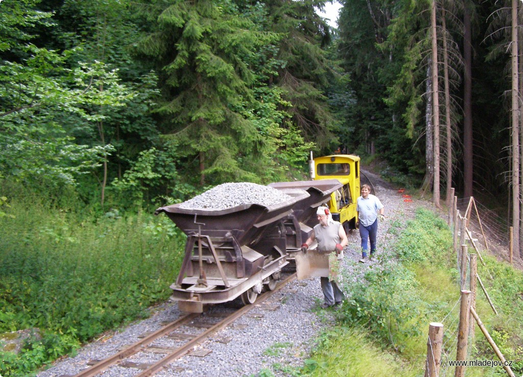 Fotografie Dva štěrkovací vozy zvládá BN-60 H s&nbsp;bravurou.