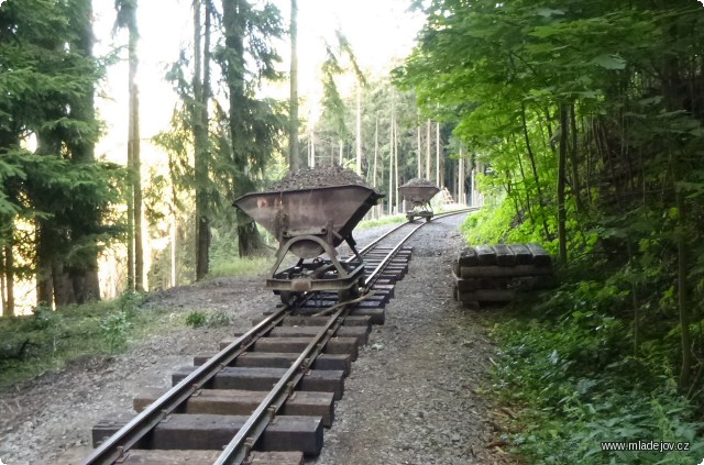 Fotografie Sem přijde nový štěrk, materiál v&nbsp;kiplorách dobře poslouží na jiných úsecích.