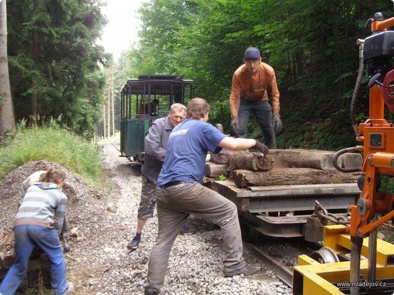 Fotografie Na cestě zpět využíváme volného času a místa na voze k&nbsp;odvozu materiálu.