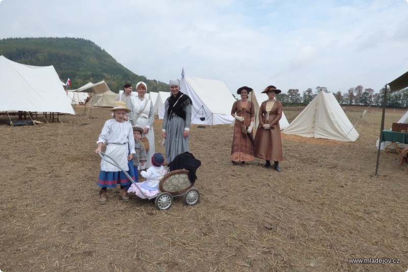 Fotografie Klidné ráno v&nbsp;probouzejícím se vojenském táboře.