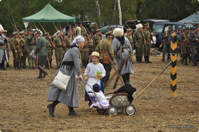 Fotografie Vojsko doprovází i civilní doprovod v&nbsp;dobových kostýmech.