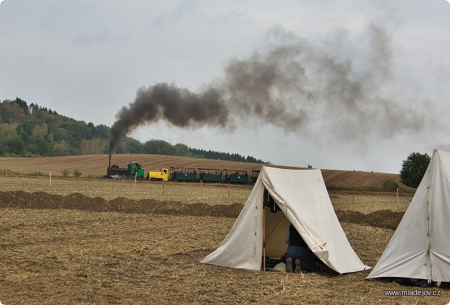 Fotografie Nad táborem stoupá první ranní vlak.