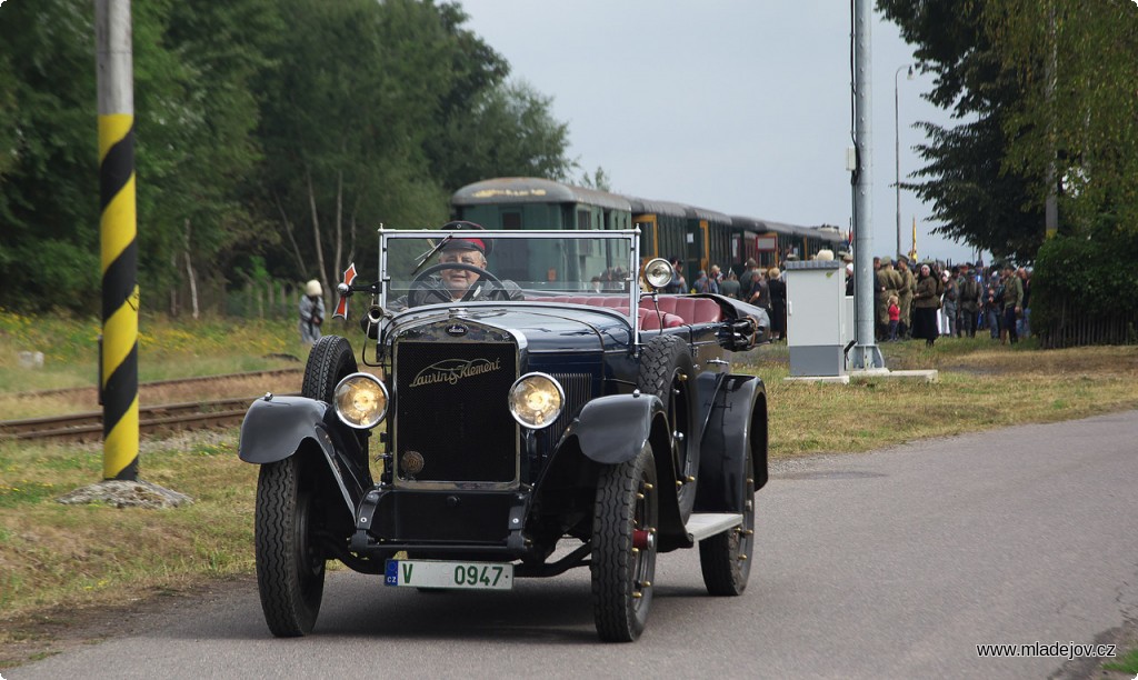 Fotografie Dopravu velitelského sboru zajišťuje historický automobil.