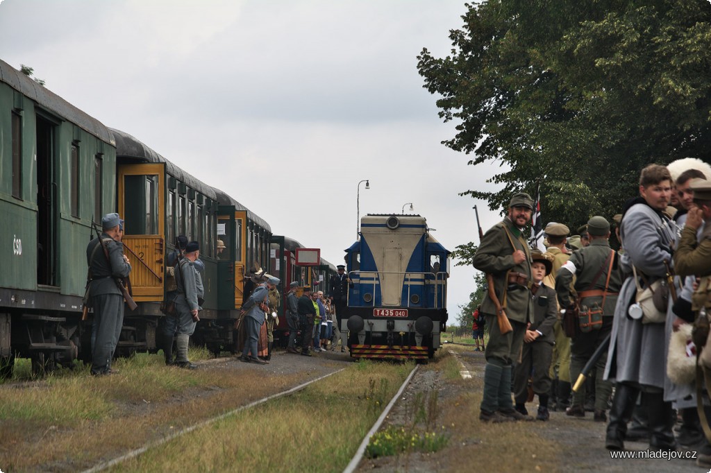 Fotografie Bohužel kvůli suchu a protipožárním opatřením na „velké dráze“ místo avizované parní Rosničky 464.008 zaskakuje motorový Hektor T 435.040.