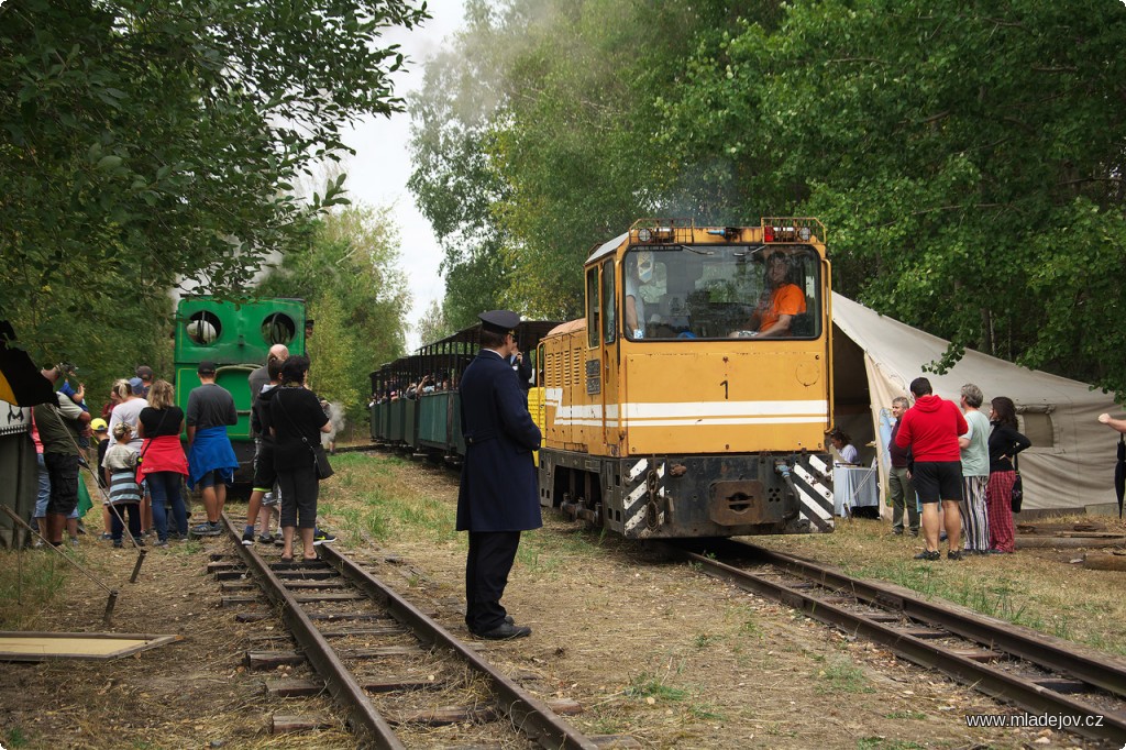 Fotografie Osobní vlak přijíždí na polní nádraží přímo do středu dění...