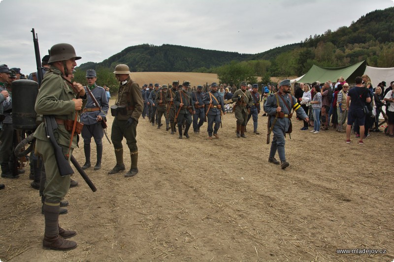 Fotografie Vojska se formují a nastupují do pozic.