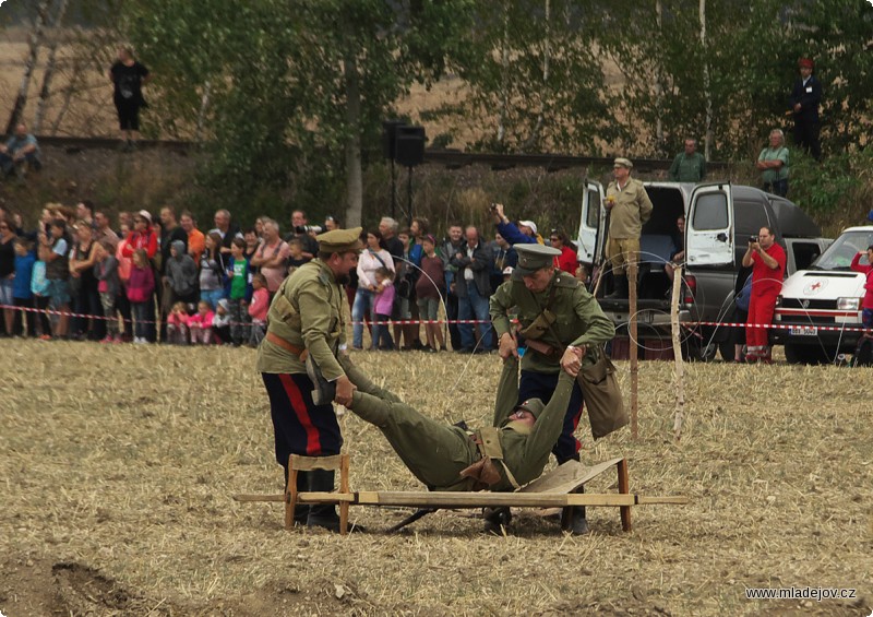 Fotografie Do akce se dostávají i sanitní oddíly.