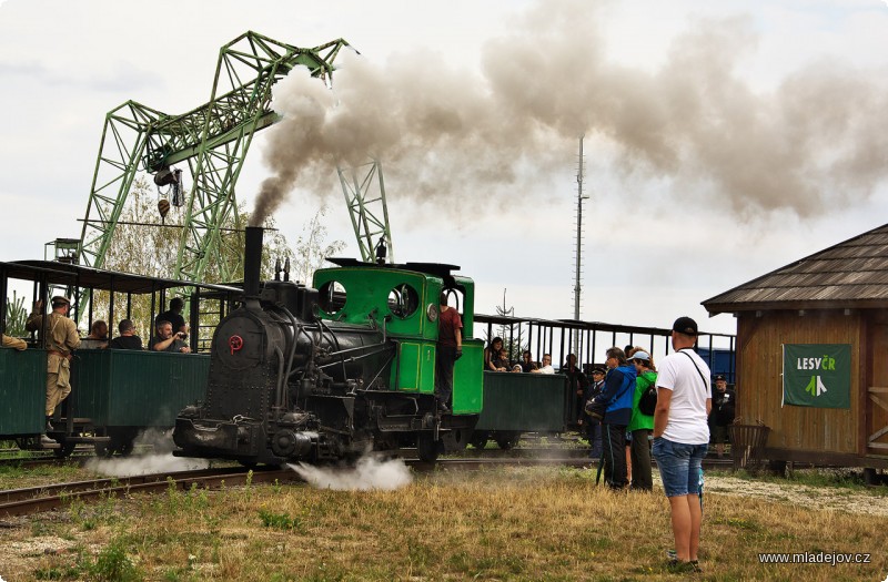 Fotografie Den končí a poslední vypravený vlak sveze i účastníky bitvy, kteří si užijí večer v&nbsp;již volnější zábavě.