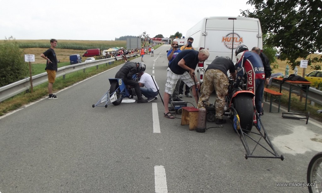 Fotografie Poslední kontrola, vpravo další účastník této soutěžní kategorie z&nbsp;rodinného týmu legendy motosportu Václava Hutly.