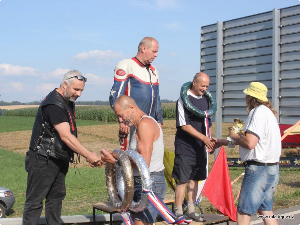 Fotografie Je z&nbsp;toho krásná bronzová příčka. Sice jen ze tří účastníků, ale náš nejdůležitější cíl byl splněn - dojet bez karambolu a ve zdraví.
