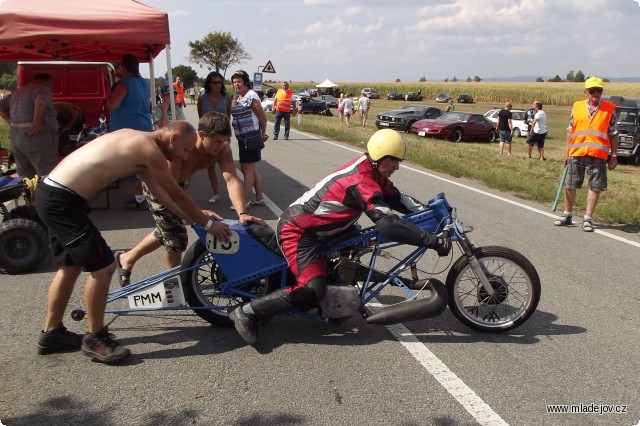 Fotografie Dragster roluje na start.
