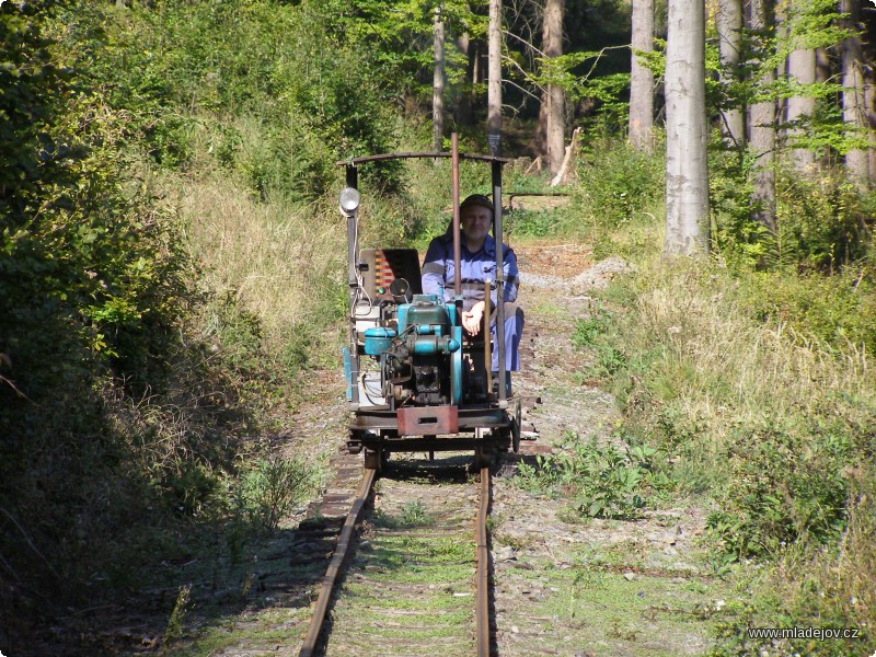 Fotografie Za chvíli tam dorazí i motorová drezína s&nbsp;pracovními úkoly.