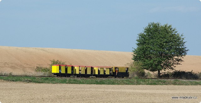 Fotografie DH 30 D vozí zájemce nad mladějovský areál.