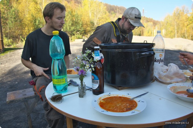 Fotografie Opět funguje kuchyň ve vrátnici, dnes se podává guláš s&nbsp;nealkoholickým pivem a výhledem na tzv. měsíční krajinu.