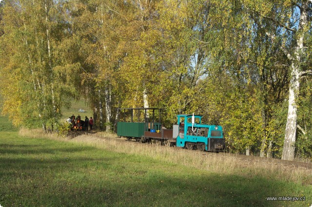 Fotografie Sehraná parta kolem podbíječky SUP 600 jede jako skvěle namazaný stroj.